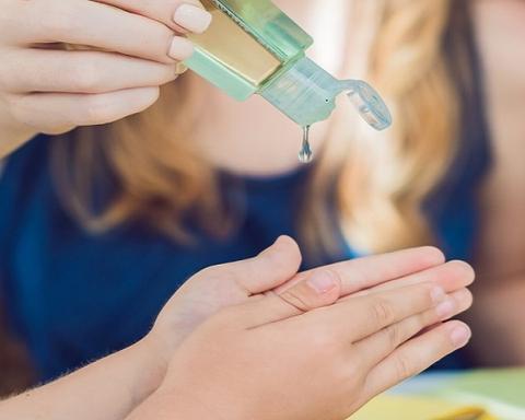 sanitizer DIY with essential oils